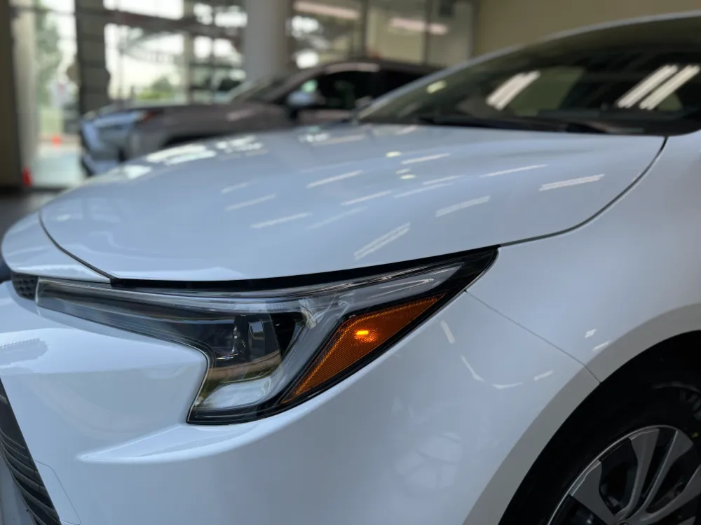2023 toyota corolla hybrid le white 4
